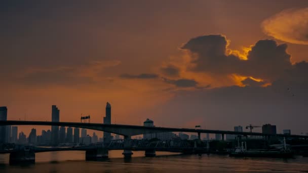 时间流逝 在泰国曼谷湄南河的克鲁昂特普大桥的黎明时分 从云层中点燃的光 — 图库视频影像