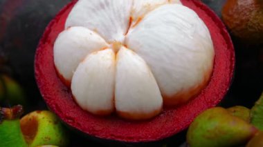Kapalı dolly çekim,soyulmuş olan mangosten içinde et görür, mangosten Meyve Kraliçesi seçildi.