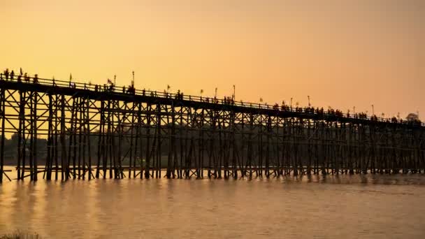 Lapso Tiempo Los Turistas Caminan Sobre Puente Madera Momento Que — Vídeos de Stock