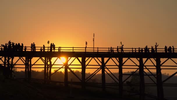 Turistas Caminan Sobre Puente Madera Momento Puesta Del Sol — Vídeo de stock