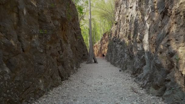 Прогулка Тропе Hellfire Pass Мемориальный Музей Название Железной Дороги Резки — стоковое видео