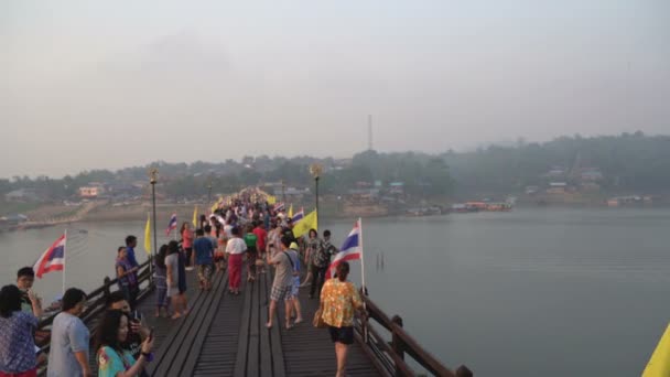 Kanchanaburi Thajsko Dubna 2019 Davy Turistů Jezdí Dřevěném Mostu Ráno — Stock video