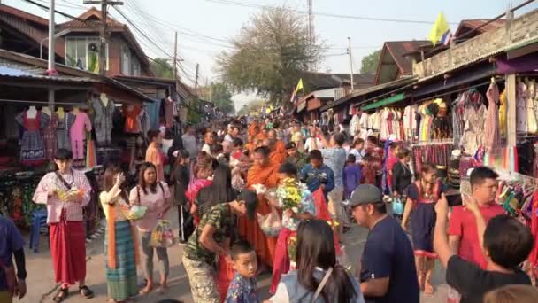 Kanchanaburi Tailandia Abril 2019 Las Multitudes Dan Comida Los Monjes — Vídeo de stock