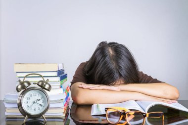 asya genç kız sınavlara hazırlanıyor bir kitap okuma,O uyuyana kadar okur.