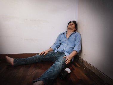 Sarhoş bir adam uyurken karşı otururken, hayatında hayal kırıklığına uğradı..