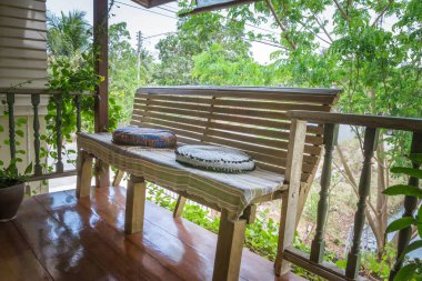 Bahçe evinde balkonda Tay tarzı oturma