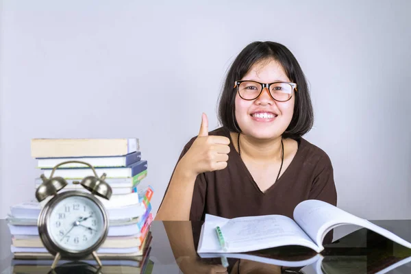 Asiática Jovem Lendo Livro Preparando Para Exames Ela Mostrou Confiança — Fotografia de Stock