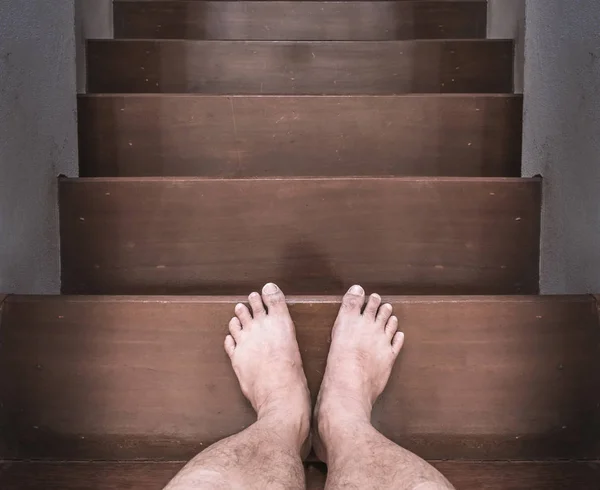 Hombre Descalzo Estaba Bajando Las Escaleras —  Fotos de Stock