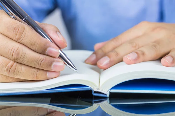 Uomo Che Scrive Qualcosa Sul Taccuino — Foto Stock