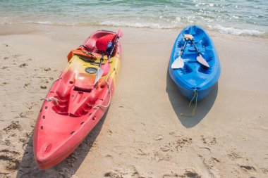 Güzel bir plajda park edilmiş kayaklar