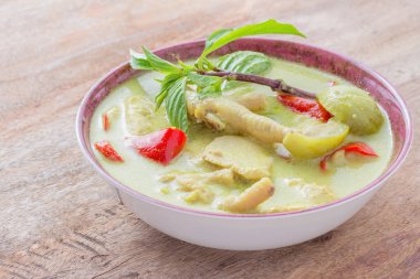 Yeşil-köri-tavuk ile