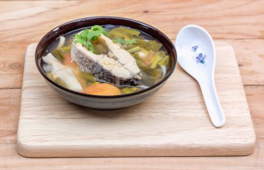 Ahşap zeminde Snapper çorbası.