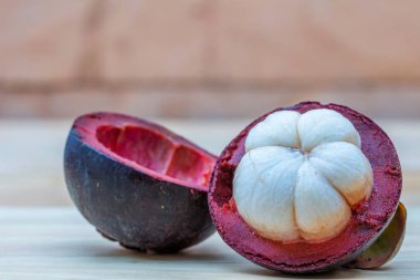 Yerde mangosten meyvesi. İçinde beyaz et için soyulmuş. Tayland'da, Mangosteen tatlı tadı bir meyvedir.