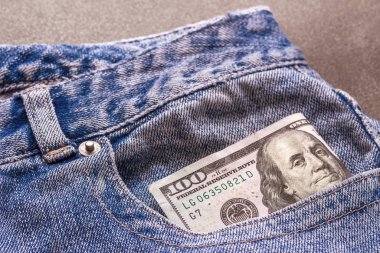 100 dolarlık banknot kot pantolon cebinde.