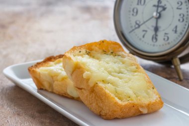 Kahvaltıda peynirli ekmek