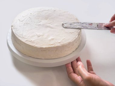 Chef Stack tarafından krep kek yapma ve üstüne krem şanti ile boyalı.