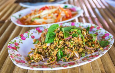 Otlar.Kuzeydoğu Tayland (Isan) Yerel gıda ile Kıymalı Yayın Balığı Baharatlı Salata. Baharatlı