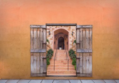 Kapıyı aç, merdivenleri yukarı gör..