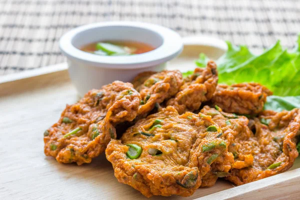 kızarmış balık köftesi, sos ile yenen bir yemek, tay gıda.