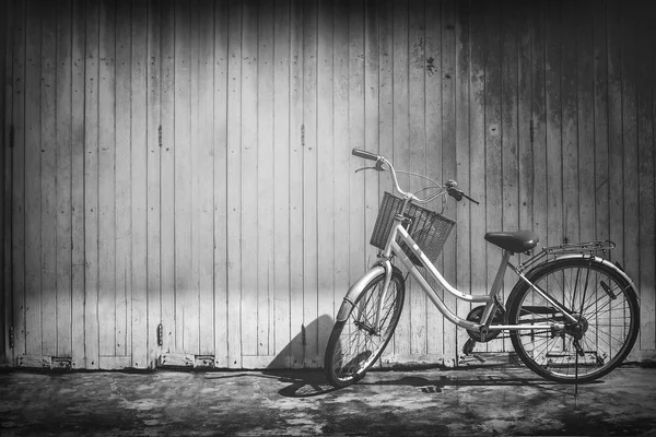 Oldtimer Fahrrad Hölzerner Hauswand Schwarz Weiß Bild — Stockfoto