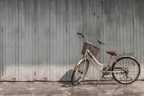 Oldtimer Fahrrad Alter Hölzerner Hauswand — Stockfoto
