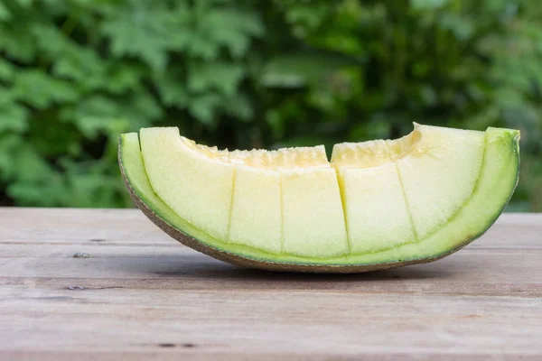Melon Dipotong Potong Ditempatkan Lantai Kayu — Stok Foto