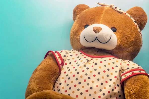 Teddy Bear Opierając Się Niebieskiej Ścianie — Zdjęcie stockowe