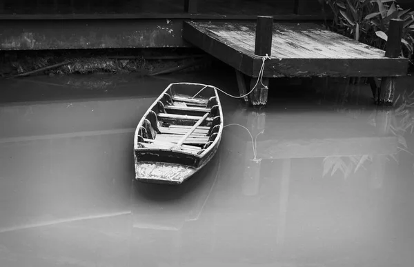 Rowboat Связан Полюсу — стоковое фото