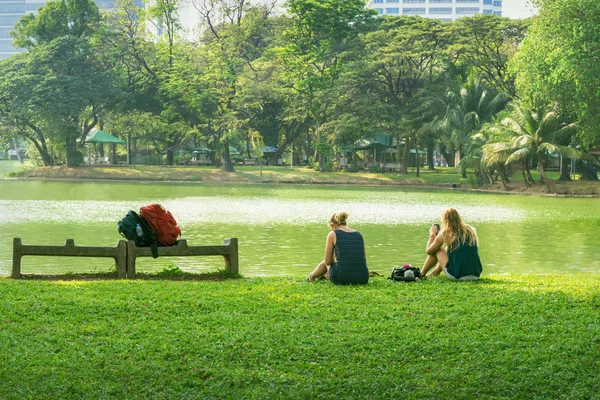 Młode Kobiety Relaksujące Się Parku — Zdjęcie stockowe