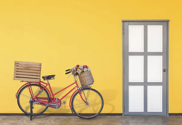 Fahrräder Vor Dem Gelben Raum Abgestellt — Stockfoto