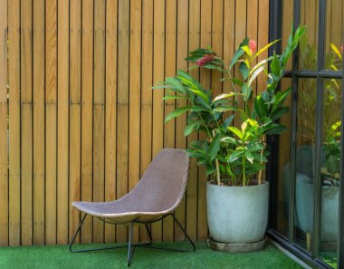 Arka bahçesinde yaşam köşesinde Sandalyeler, ev ve bahçe dekorasyonu