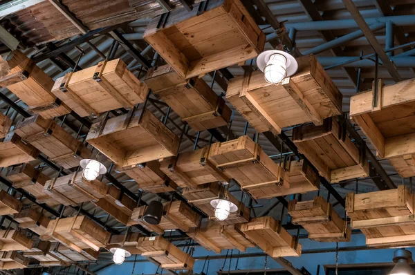 Bringing wooden crates to decorate on the ceiling.The decoration is interior Loft style.