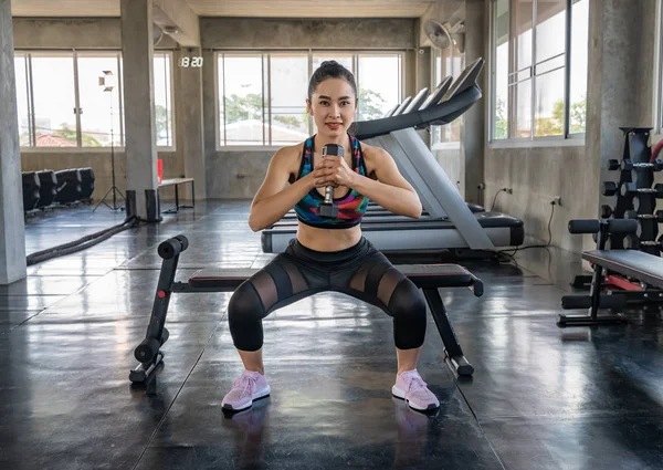 Schöne Asiatische Frauen Trainieren Mit Kurzhanteln Die Muskeln Stärken — Stockfoto