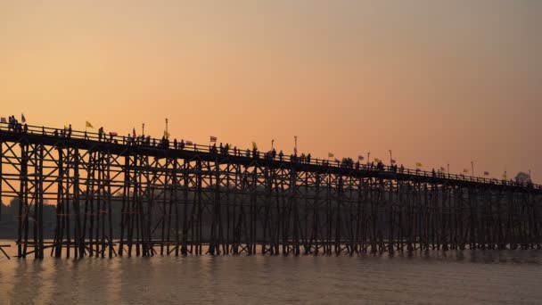 Tourists Walk Wooden Bridge Time Sun Going Sangkhla Buri District — Stock Video