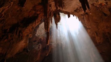 Vinç atışı, mağaradan ışık. Tayland doğa harika turistik, Khao Luang Mağarası, Phetchaburi Eyaleti yeri.