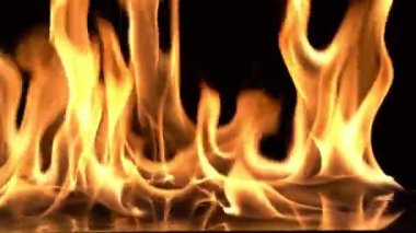 Slow Motion video çekimi, Fire Flames Ingniting and Burning. Gerçek yangın, siyah arka planda yanan gerçek alevlerden oluşan bir çizgi..