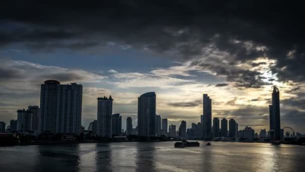 Tijd Verstrijken Zwarte Wolken Bewegen Zich Door Stad Bij Dageraad — Stockvideo