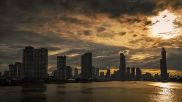 Zeitraffer Schwarze Wolken Ziehen Morgengrauen Durch Die Stadt — Stockvideo