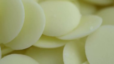 Makro dönüşlü video çekimi, beyaz çikolata tabletlere sıkıştırılır. Kolay depolama ve pişirme için