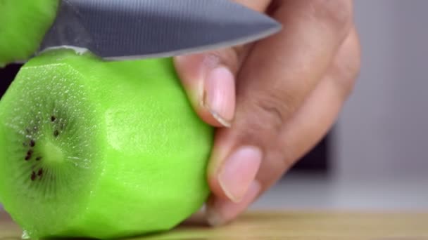 Makroaufnahmen Aufgenommen Verwendet Der Koch Ein Frisches Kiwi Schneidemesser Zum — Stockvideo