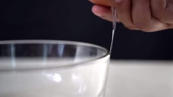 Slow Motion Shot Van Chef Kok Hand Breken Van Een — Stockvideo