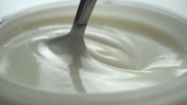 Макросъемка Видео Медленное Перемешивание Йогурта Ложкой Чашке — стоковое видео