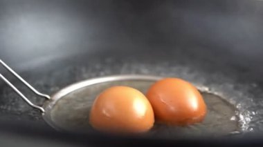 Kaynamış sudan haşlanmış yumurta alırken yavaş çekim. Makro çekimleri kapat