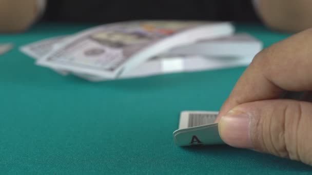 ギャンブラーのビデオ撮影を閉じる賭けの前に手札をチェックしています 良いカードの組み合わせ エースのペア — ストック動画