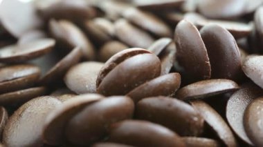 Makro rotasyon video çekimi, çikolata tabletlere sıkıştırılır. Kolay depolama ve pişirme için