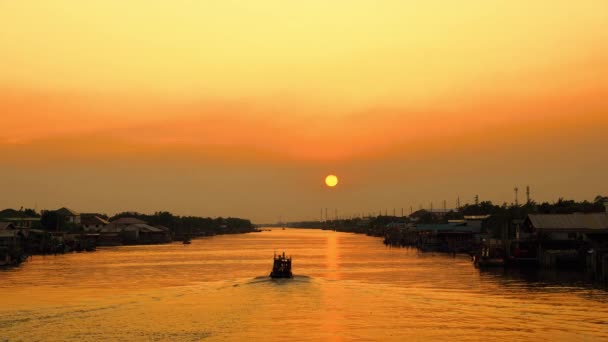 Het Landschap Van Vissersgemeenschap Waar Een Vissersboot Het Kanaal Vaart — Stockvideo