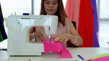 Üst düzey tasarımcılar ve çeşitli dikiş makinelerinden güzel bir iş bulmak için deneysel dikiş makineleri.