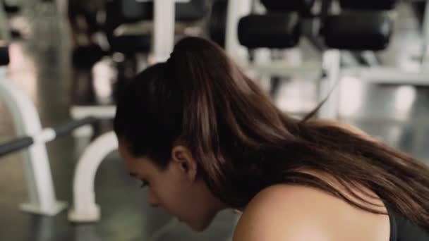 아름다운 여성의 비디오 체육관 안으로 들어가고 있습니다 근육을 강화시키고 보면서 — 비디오