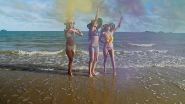Três Meninas Bonitas Biquínis Dançam Felizes Praia Com Fogos Artifício — Vídeo de Stock
