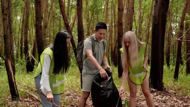 Conservar Jovens Estão Ajudando Recolher Lixo Nos Sacos Floresta Para — Vídeo de Stock